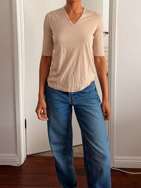 Jil Sander Fine Cotton V-Neck Elbow Sleeve Top in Beige / Sand